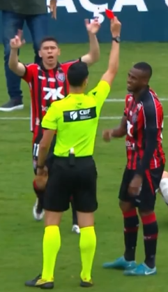 vitoriaonlinee's tweet photo. O sacana tomando cartão vermelho e sorrindo... Eu te entendo, Osvaldo. https://t.co/GgL0vBaurN
