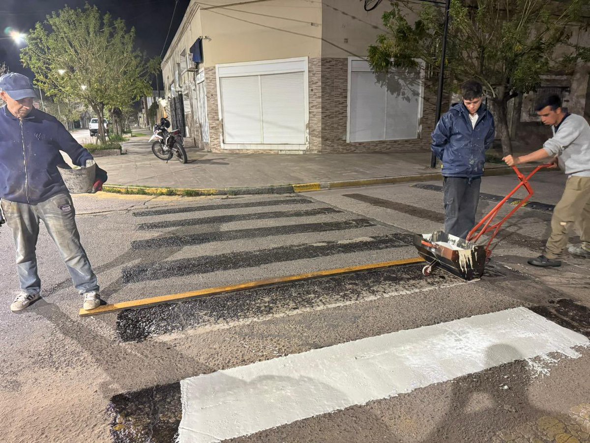 👷‍♂️ Seguimos trabajando por una ciudad más segura y ordenada

👉 Personal municipal lleva adelante tareas de demarcación de sendas peatonales y colocación de los carteles de "despacio escuela" en distintos puntos de la ciudad.  

🔍 m.facebook.com/story.php?stor…

<a href="/BritosGuillermo/">Guillermo Britos</a>