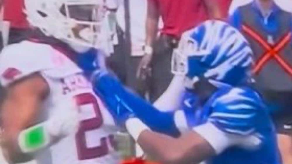 The Refs In Memphis Arkansas Did Not Call This Offensive Pass Interference But If You Can Believe It Actually Called It Defensive Pass Interference s.barstool.link/c/article-3553…