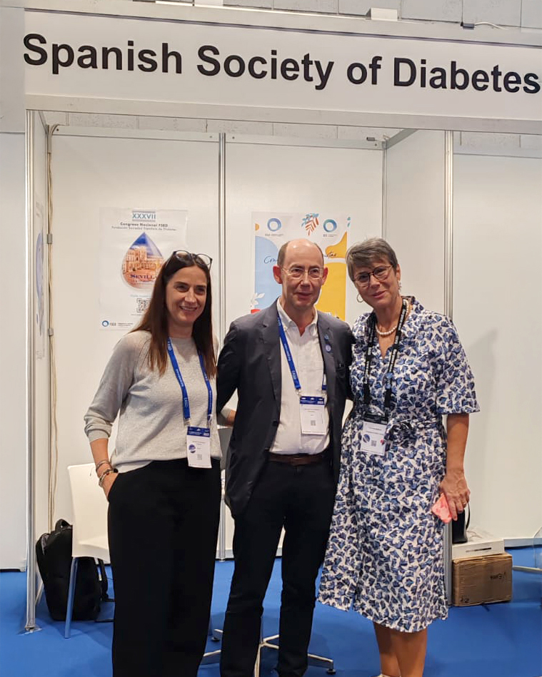 La SED ha estado presente en el Congreso #EASD2025 en Viena, un encuentro internacional de referencia en el ámbito de la diabetes.

En la imagen, de izquierda a derecha:
✨ Sonia Fernández Veledo, investigadora de CIBERDEM
✨ Luis Castaño, tesorero de la SED
✨ Chantal Mathieu,