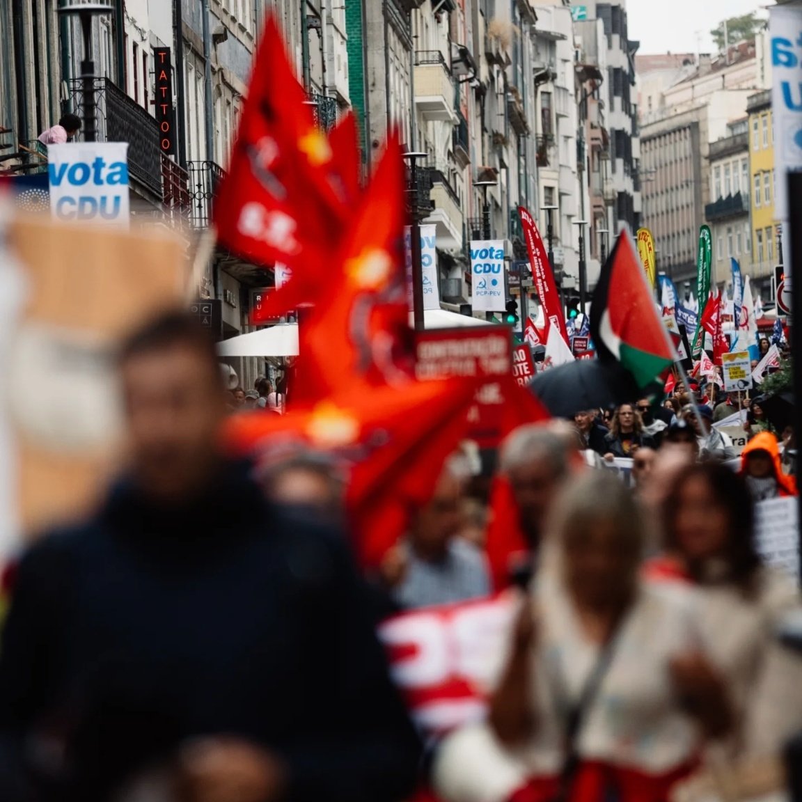 Hoje, milhares de pessoas encheram as ruas do Porto e Lisboa para lutar contra a reforma laboral do governo AD-Chega.

A comunicação social não deu qualquer destaque mediático às manifestações.

A luta organizada dos trabalhadores mete medo às elites que financiam o Andrézito.