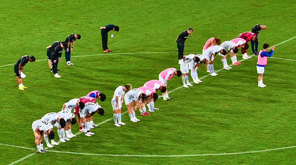 <a href="/seina_hashimot/">橋本星奈</a> 熱く語っているようなキャプテン（?）と、
さあ向こうに向いて！と指差して指示するスタッフ。
そして長崎ゴール裏に最敬礼する選手監督スタッフ全員…。

その様子から、
（どうだ❗️オレたち負けなかっただろう！）
とでもいう誇らしさを感じました。

実に気持ちのいい奴ら
〔悔しいけど…🥲