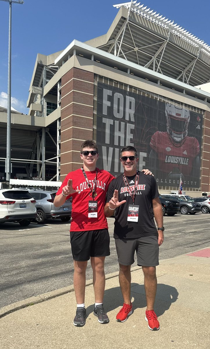 JackBasinger29's tweet photo. Had a great first unofficial visit to @LouisvilleFB @ULFBRecruiting.  Amazing experience and had a great first visit to campus.  Definitely set the bar high!  Thank you for the invite @pete_nochta13.  #GoCards 

@Ryle_Football https://t.co/SKCxFgZaIu