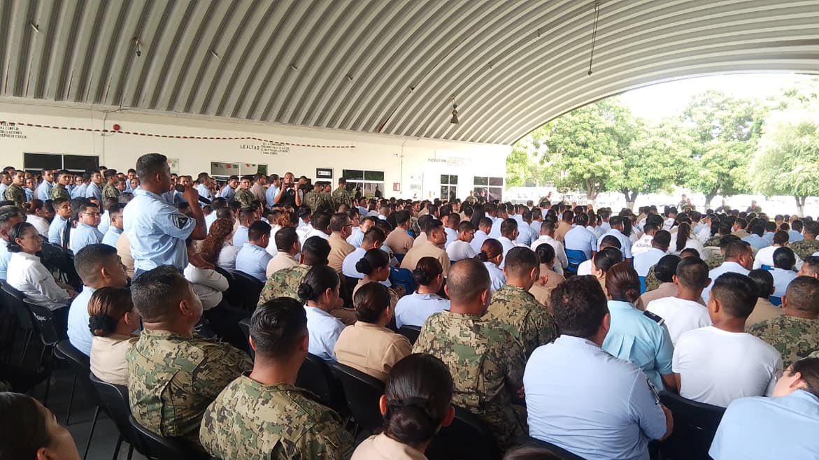 AlmiranteSrio's tweet photo. En los Mandos Navales de Acapulco, Ixtapa y Lázaro Cárdenas he confirmado que el mayor patrimonio de la Armada de México no son sus instalaciones ni sus equipos, sino las personas que la integran.

Cada mujer y cada hombre naval, mercante y civil, con su esfuerzo cotidiano, son la expresión viva de nuestros valores de Honor, Deber, Lealtad y Patriotismo. 

En cada guardia, en cada misión y en cada tarea, reafirman que el compromiso con la Patria se construye día a día, con disciplina pero también con profundo sentido humano. Su entrega trasciende lo individual y se convierte en ejemplo que da fuerza, unidad e inspiración a todos los que portamos el uniforme naval.