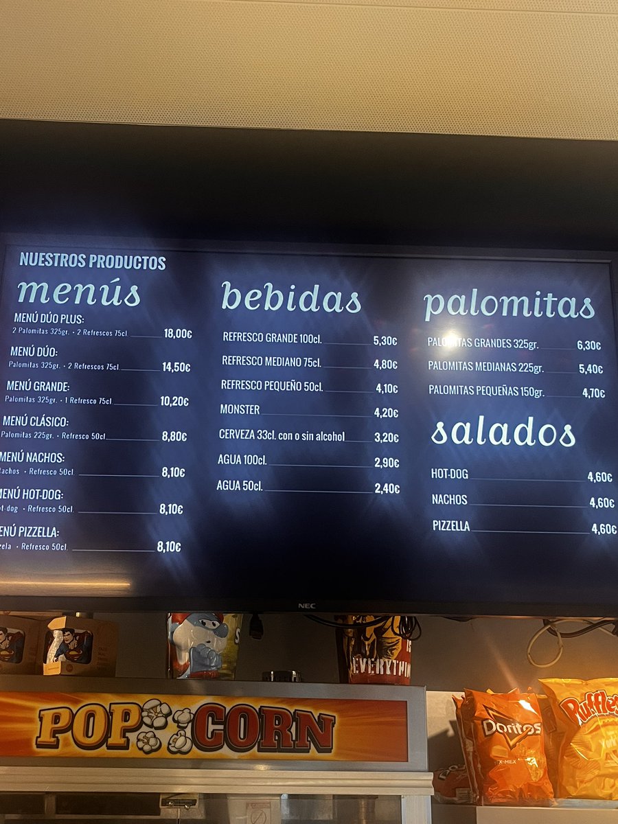pablovelardoo's tweet photo. Lo de los precios de las bebidas y las palomitas en el cine, es otro rollo, te venden lo mismo que puedes comprar en el chino por 3 euros, a casi 10€ y encima no te dejan meter nada de fuera. https://t.co/bnOST31TQS