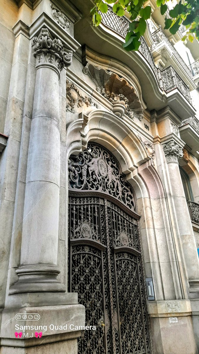 Marijosesanz73's tweet image. Fachadas de edificios como este de la C/ Balmes de #BCN son una auténtica obra de arte.
Fijaros en los detalles y en el increíble trabajo de la puerta de hierro forjado.
#Eixample 
📸 Mía.