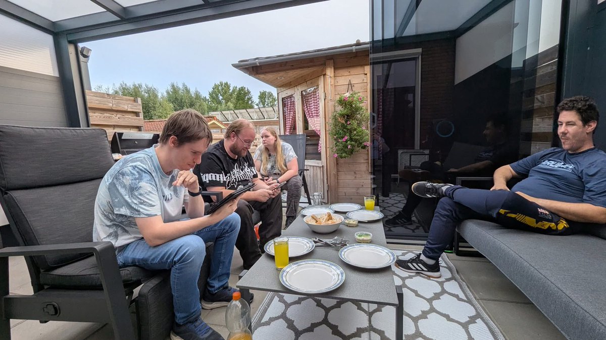 RobbertTech's tweet image. Even gezellig laatste keer barbecueën in 2025.