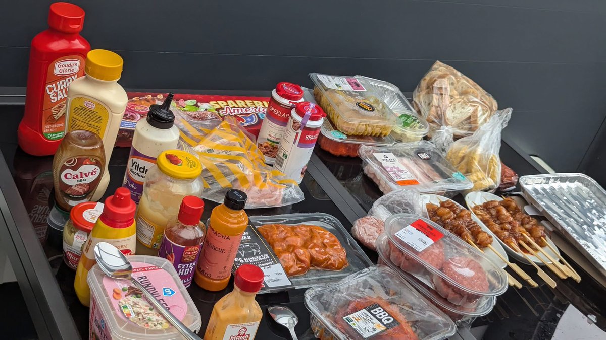 RobbertTech's tweet image. Even gezellig laatste keer barbecueën in 2025.