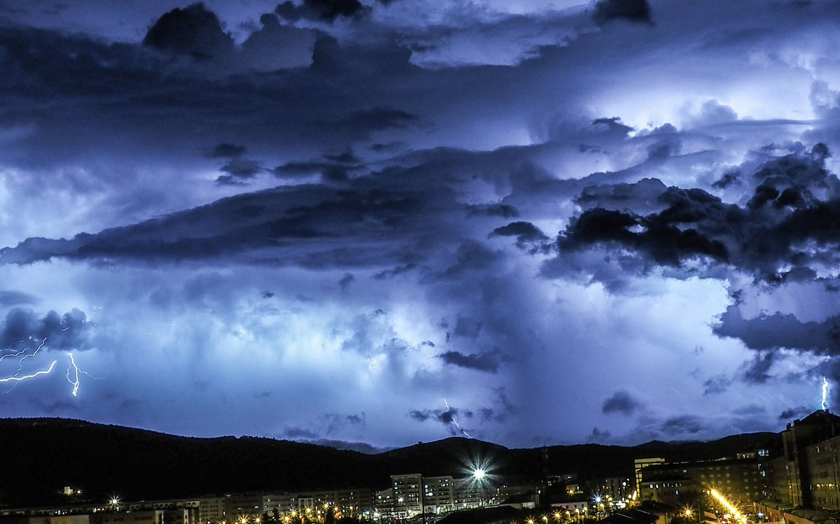 Robocariz's tweet photo. Tormenta con rayos nube-nube atravesando la cuenca de Pamplona https://t.co/bCyn3XxI9n
