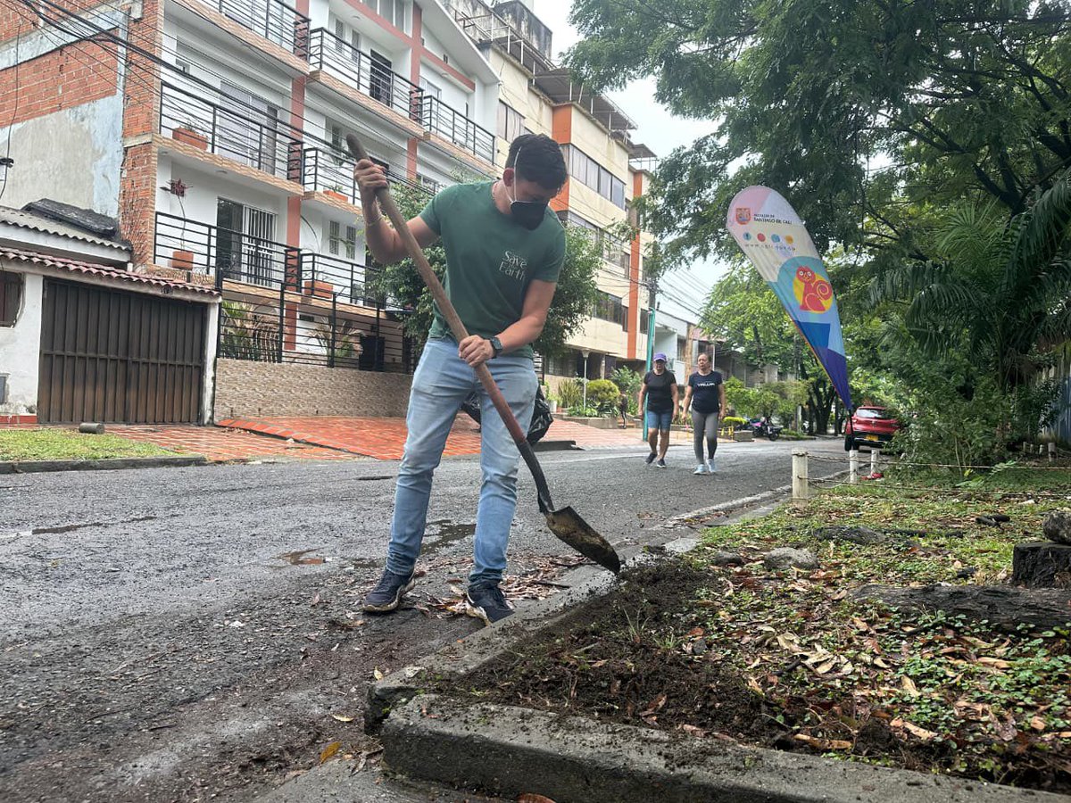 GobiernoCali's tweet image. 💪✨ ¡En equipo con la ciudadanía recuperamos el espacio público alrededor de @YawaCali!

Nuestra Oficina de Transparencia articuló la jornada junto a @DagmaOficial, @Cali_Participa y promotores de la estrategia 'Volvamos a mi Cali bella', por petición de la ciudadanía.