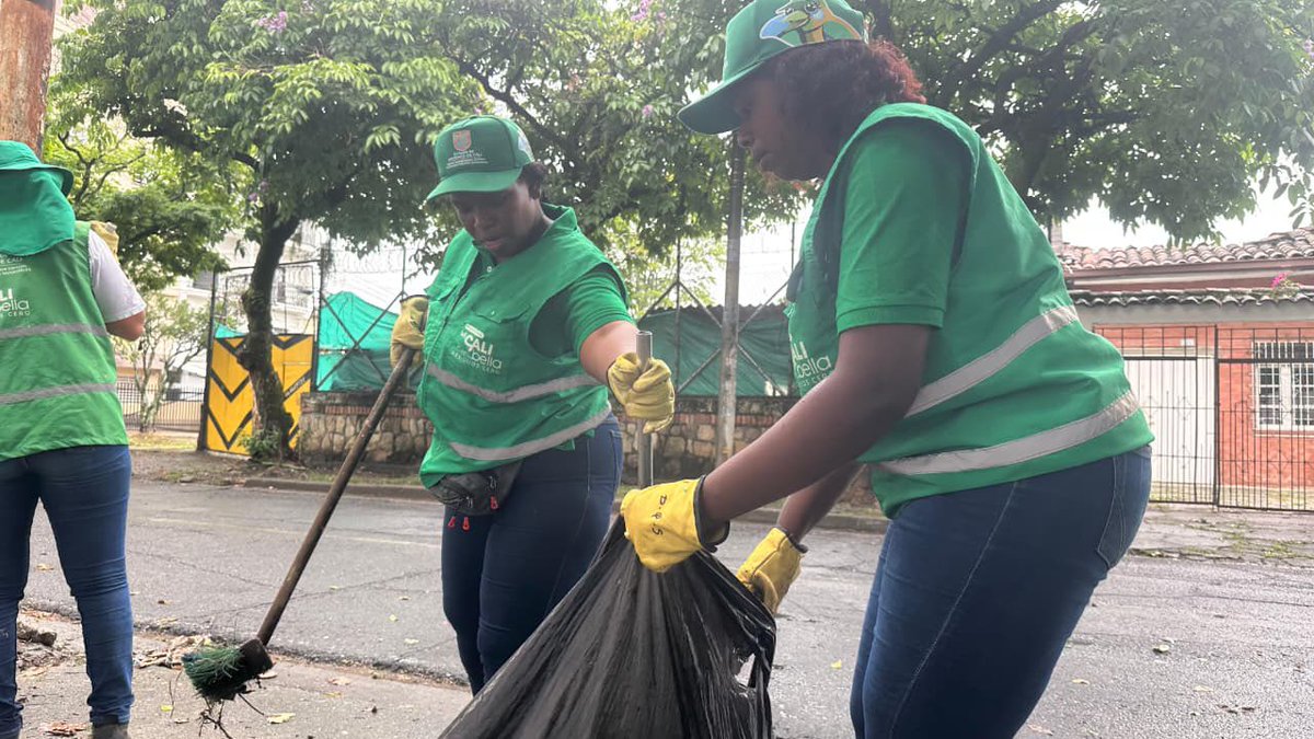 GobiernoCali's tweet image. 💪✨ ¡En equipo con la ciudadanía recuperamos el espacio público alrededor de @YawaCali!

Nuestra Oficina de Transparencia articuló la jornada junto a @DagmaOficial, @Cali_Participa y promotores de la estrategia 'Volvamos a mi Cali bella', por petición de la ciudadanía.