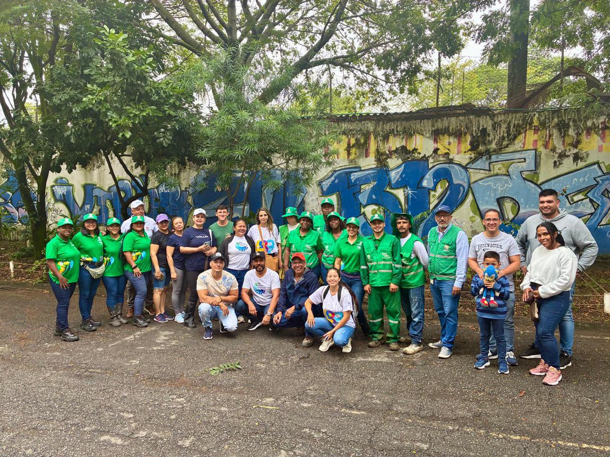 GobiernoCali's tweet image. 💪✨ ¡En equipo con la ciudadanía recuperamos el espacio público alrededor de @YawaCali!

Nuestra Oficina de Transparencia articuló la jornada junto a @DagmaOficial, @Cali_Participa y promotores de la estrategia 'Volvamos a mi Cali bella', por petición de la ciudadanía.