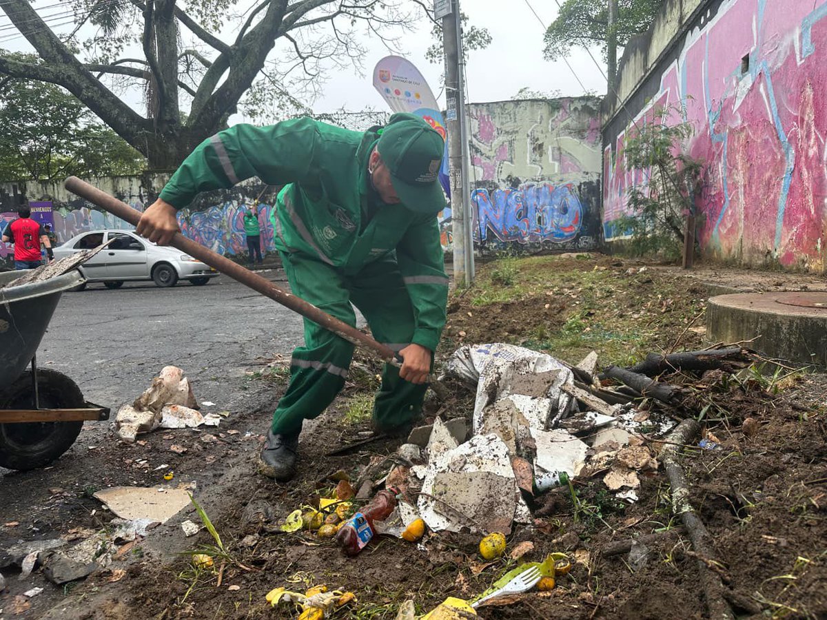 GobiernoCali's tweet image. 💪✨ ¡En equipo con la ciudadanía recuperamos el espacio público alrededor de @YawaCali!

Nuestra Oficina de Transparencia articuló la jornada junto a @DagmaOficial, @Cali_Participa y promotores de la estrategia 'Volvamos a mi Cali bella', por petición de la ciudadanía.