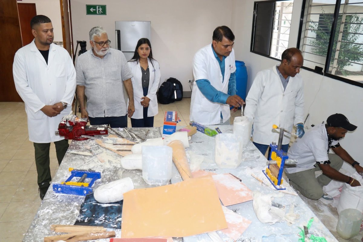 Todas las personas que necesitan una prótesis de mano, brazo, pierna o pie, de cualquier parte del país, deben acudir al Hospital Aldo Chavarría en Managua, entre el 20 de septiembre y el 31 de octubre. Esto es posible gracias a las gestiones de nuestro buen gobierno.