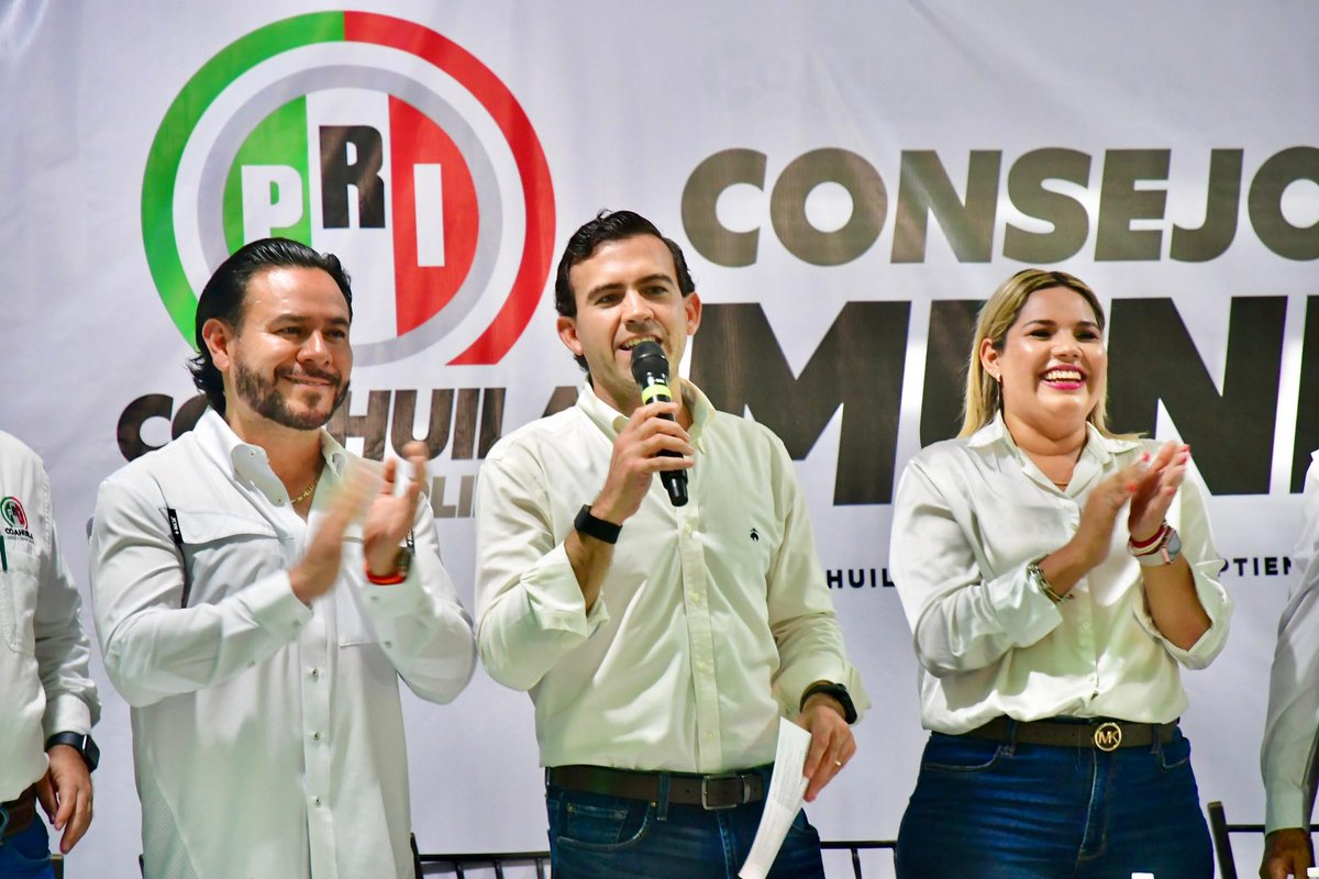 ¡La fuerza priista avanza en la región! 💪🏻 
En #Castaños, junto a Don Carlos Robles, la primer priista del municipio Yésica S., y compañeros militantes tomamos protesta a la nueva dirigencia. 
Felicidades a Amaro Cepeda y Margarita Ibarra quienes ahora asumen el cargo. 🟢⚪️🔴