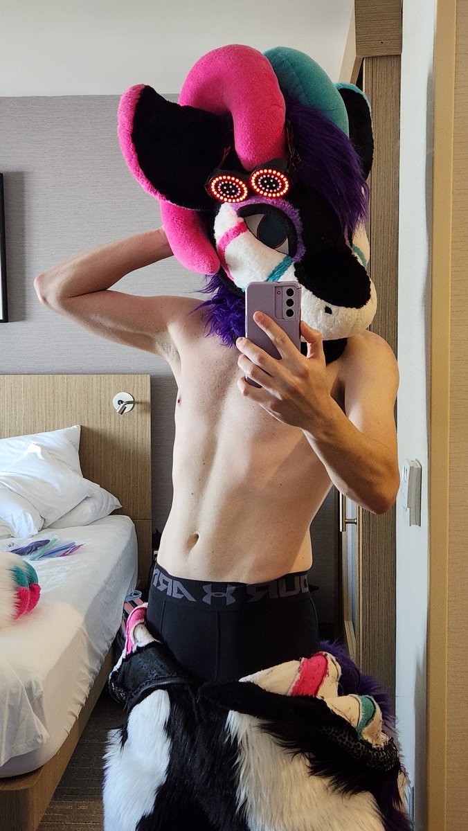 First time to do a shirtless fursuit pic :3 

Still single btw
