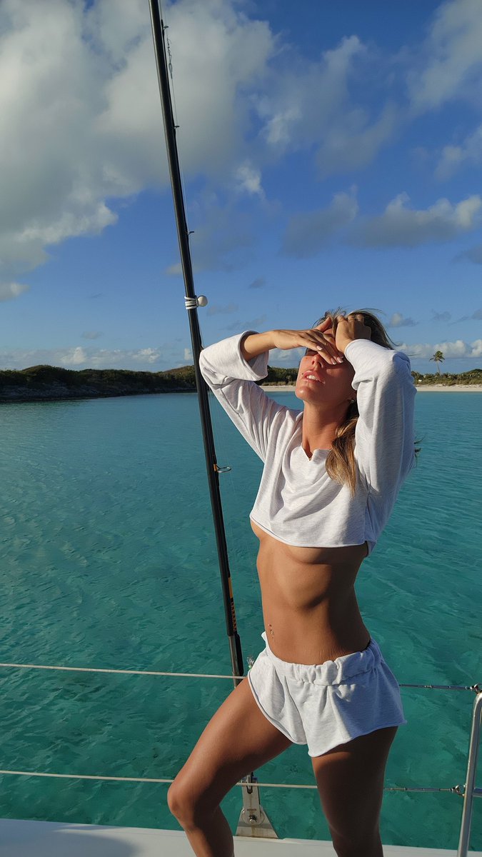 A breeze of wind and the heat rises on my dream page! 🥵🥵 Come subscribe 🎀