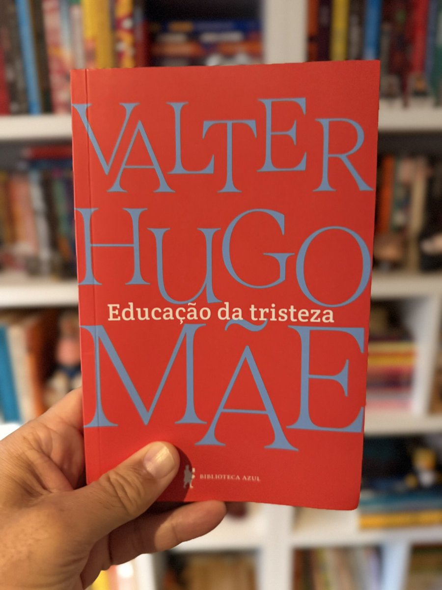 medrisse's tweet photo. @CONSOLMAGNO @gcamarotti @arielpalacios Hoje estou me deliciando com o lançamento do VHM, um dos maiores autores vivos da língua portuguesa. Pequenas crônicas sobra luto, perdas, tempo e idade. Daqueles livros pra ler sempre. https://t.co/WNTOzo4MK0
