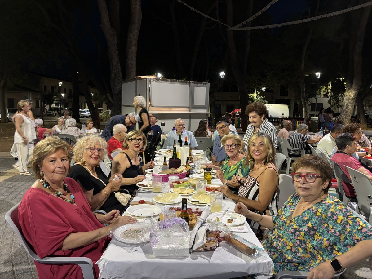 🎊Seguim amb les festes de barriada! 

🌹Aquest cap de setmana ha estat el torn de les festes de Es Blanquer i els <a href="/SocialistesInca/">Socialistes d' Inca</a> hem gaudit del tradicional sopar a la fresca, el ball en línea i l'actuació de Los Naipes. 

🫶🏼Com sempre, gràcies per la participació! #IncaSomTots