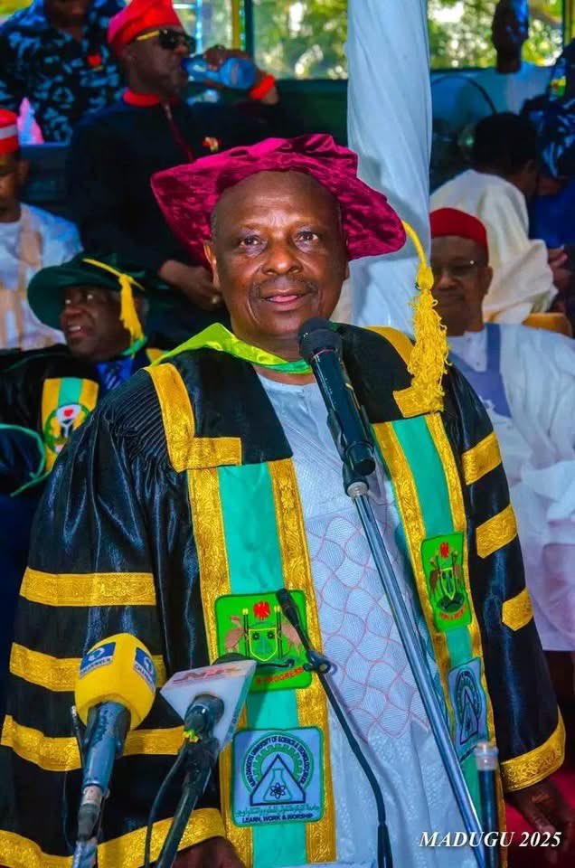 Dr. Rabi'u Musa Kwankwso
Dr. Dauda kahutu Rarara

Ko akwai mai Jane? 🤷‍♀️