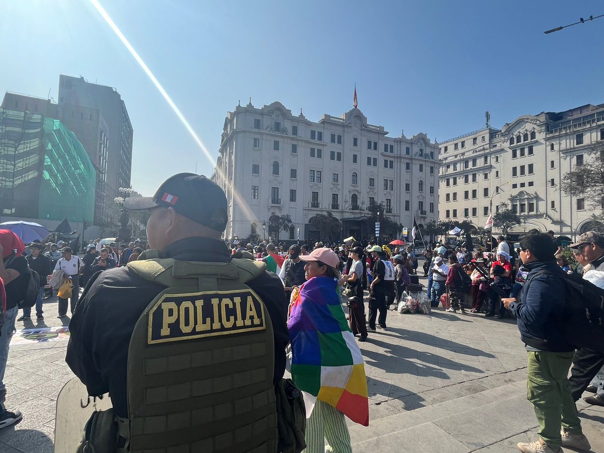 Epicentro_TV's tweet photo. 🔴 Personas comienzan a congregarse en la Plaza San Martín para la #MarchaNacional. En la zona ya se registra presencia policial en distintos puntos. https://t.co/hyWQ52oVIo
