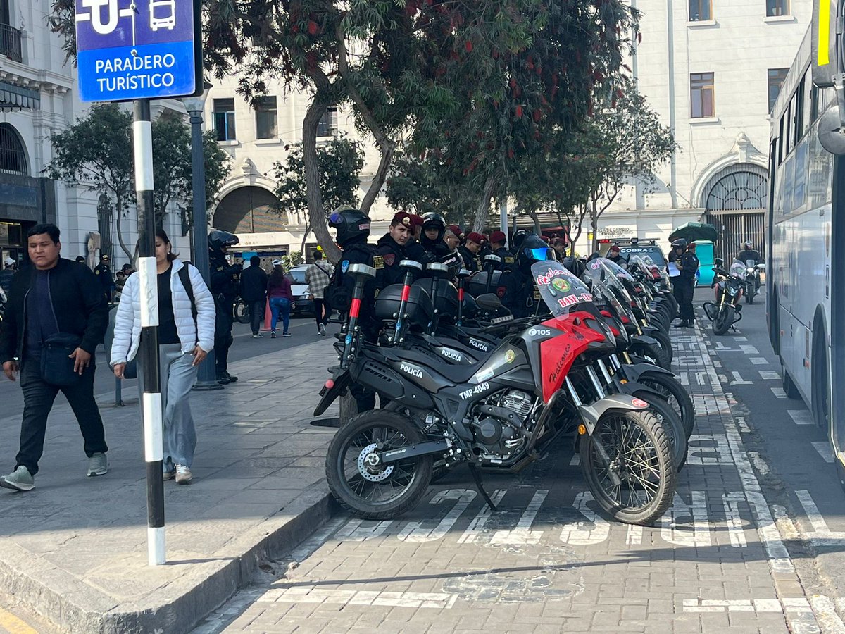 Epicentro_TV's tweet photo. 🔴 Personas comienzan a congregarse en la Plaza San Martín para la #MarchaNacional. En la zona ya se registra presencia policial en distintos puntos. https://t.co/hyWQ52oVIo