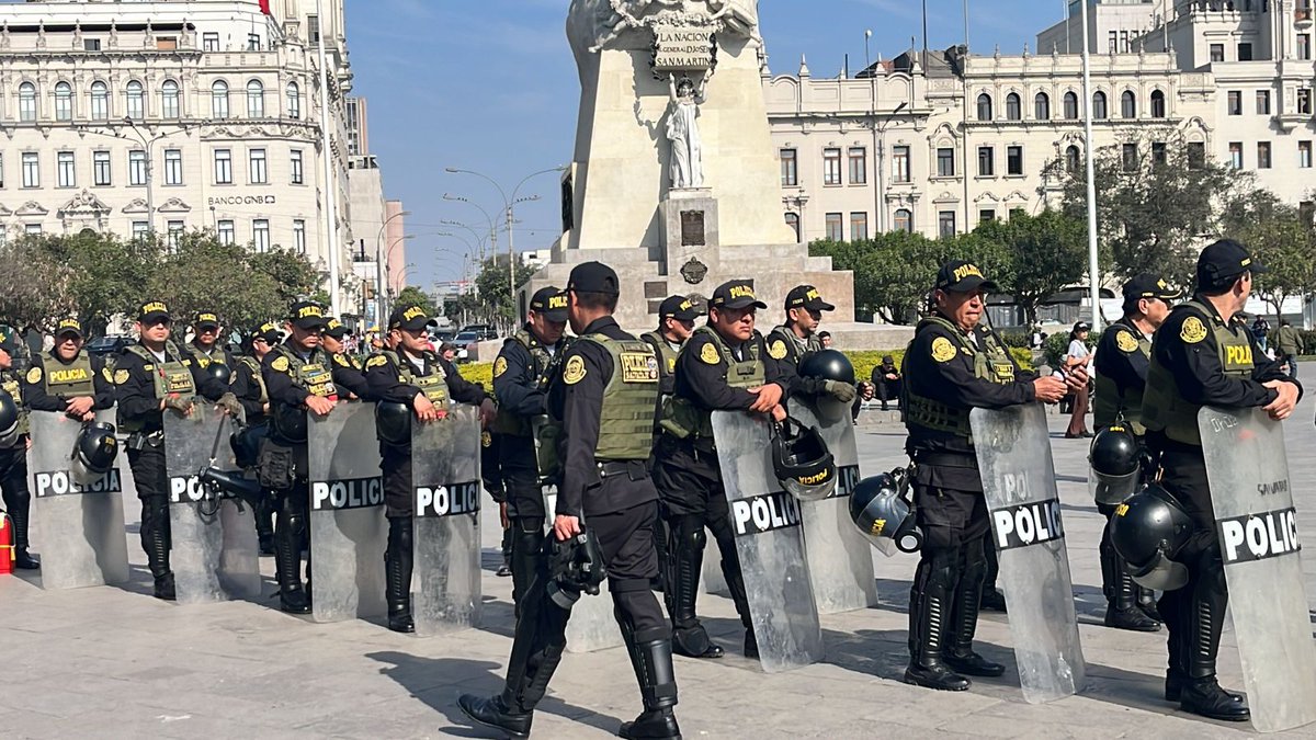 Epicentro_TV's tweet photo. 🔴 Personas comienzan a congregarse en la Plaza San Martín para la #MarchaNacional. En la zona ya se registra presencia policial en distintos puntos. https://t.co/hyWQ52oVIo