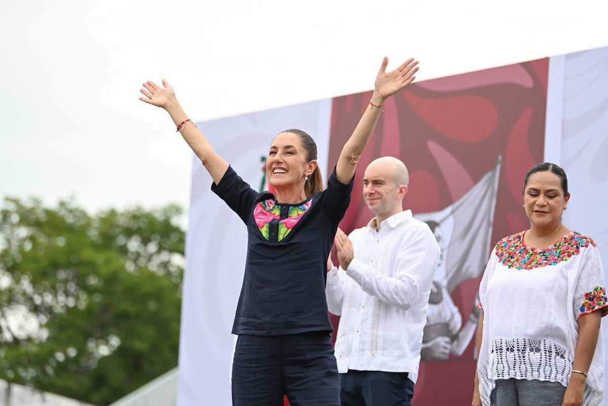 SAyBG_Chiapas's tweet photo. La secretaria de Anticorrupción y Buen Gobierno, Ana Laura Romero Basurto, acompañó al gobernador Eduardo Ramírez Aguilar durante la visita oficial de la presidenta de México, Claudia Sheinbaum Pardo en Tapachula Chiapas. Chiapas avanza por el camino correcto. https://t.co/556gLknk2r