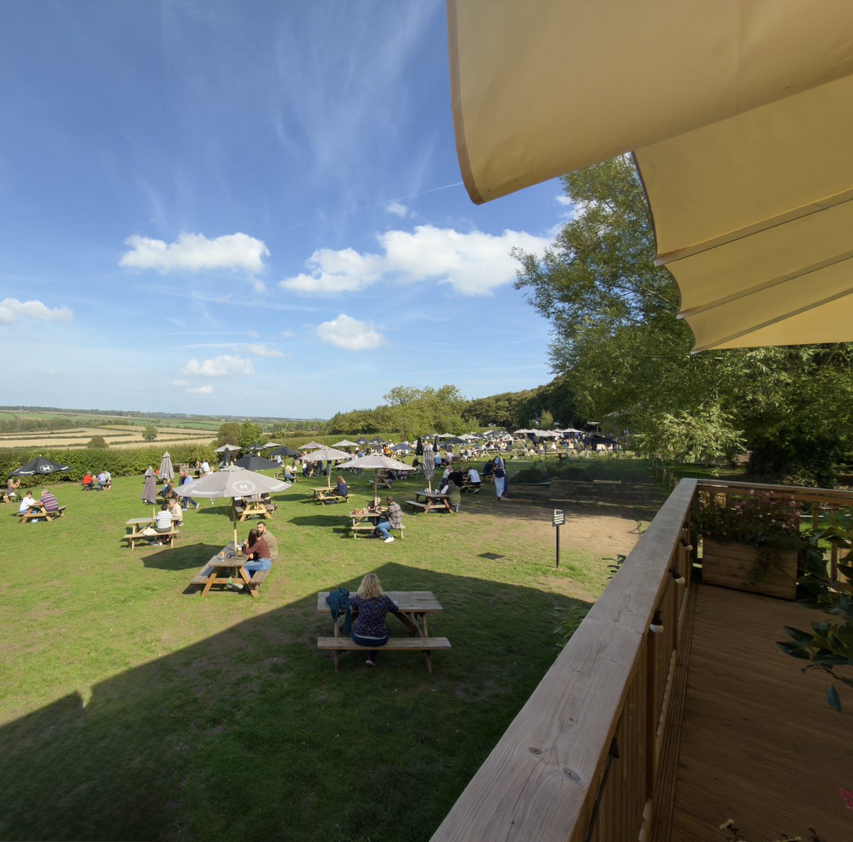 DaveTurford's tweet photo. Beautiful sunny day at #thefarmersdog 
Second visit this year, always have a great day there. A few pints of @RealHawkstone 🍺🍺
Great job @JeremyClarkson &amp; all the brilliant staff 👏🏻👏🏻👏🏻 https://t.co/mszsk2xHH3