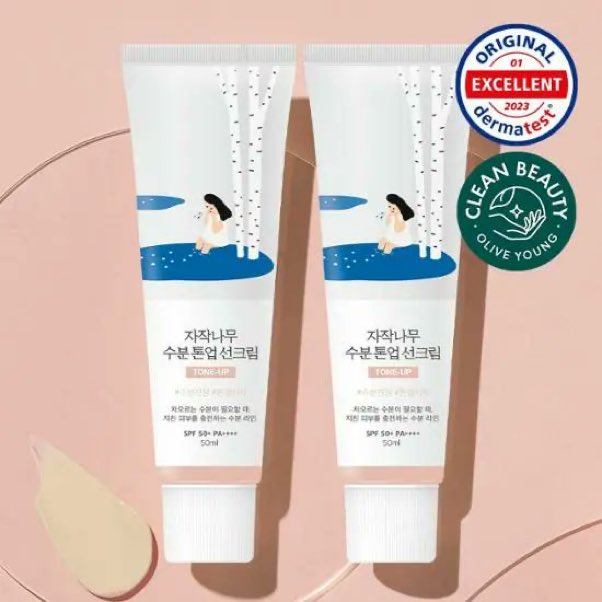 jieology's tweet image. yall, i think i found the best sunscreen for me. evened out my skin tone, moisturizing, has glowy finish, if too sticky can just pat with powder. 12hours later and my face still not oily — mind u, no reapplication or powder in between. #roundlab tone up sunscreen