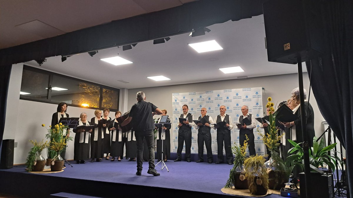 Aspiro a soñar esperta,
para facer máis llevadeiro
este treito traizoeiro
que garda unha fin incerta,
e cantar a gorxa aberta
e deseñar utopías...
(SÉS)

É un pracer compartir a vosa cultura no centro galego de Gasteiz.