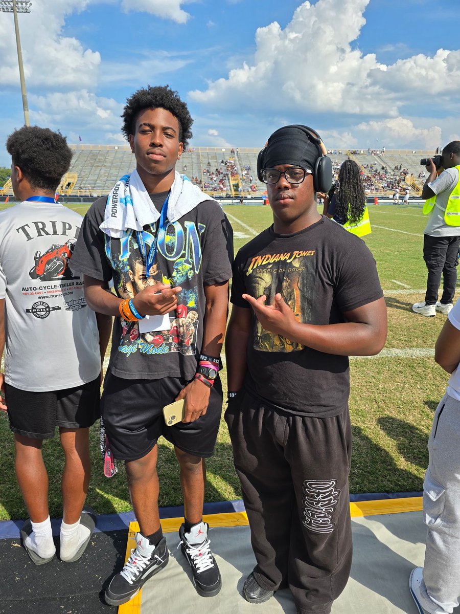 thanks <a href="/CoachCoard/">Courtney Coard</a> for inviting me to come watch you guys play!! Love the atmosphere!!💙💛 <a href="/CoachOliphant32/">Jonathan Oliphant</a> <a href="/Coach_Greene04/">Trever Greene</a> <a href="/CoachNeeley_/">Jace Neeley</a> 
<a href="/TheLake_FB/">Lake Norman Football</a> 
my dad and <a href="/AllenJr21080/">Allen jones jr</a> in the picture