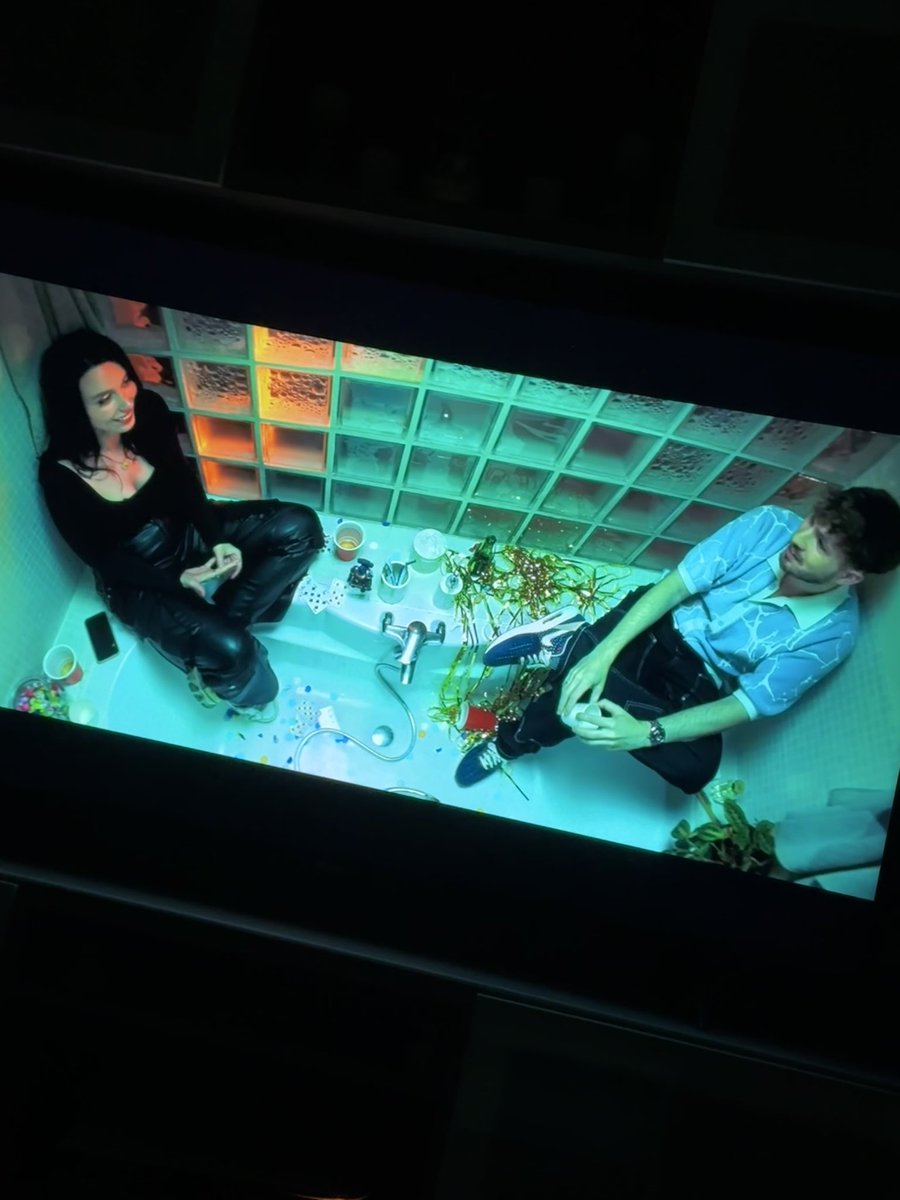 CddrkBlmslng's tweet image. Le concept « En after » d’@avamind_ : fan. 
Chill et simple, tout ce qu’on veut. 
Et l’idée des gens qui se terrent dans la salle de bain pendant une fête 🥰