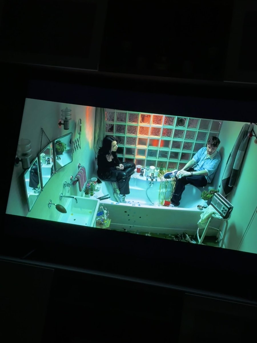 CddrkBlmslng's tweet image. Le concept « En after » d’@avamind_ : fan. 
Chill et simple, tout ce qu’on veut. 
Et l’idée des gens qui se terrent dans la salle de bain pendant une fête 🥰