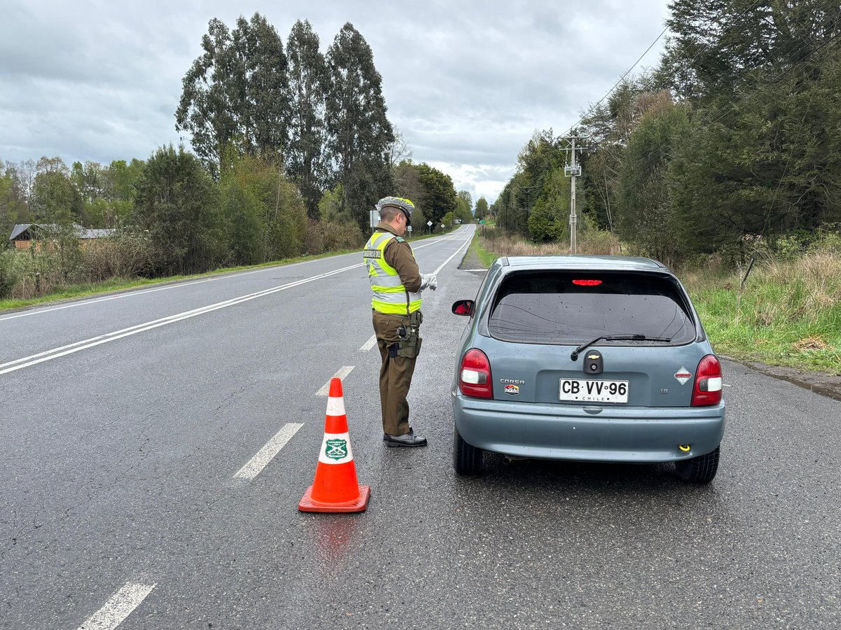 CarabAraucania's tweet photo. #Loncoche: Carabineros 6ª Comisaría y sus unidades dependientes mantienen controles vehiculares realizando pruebas respiratorias a conductores con el fin de evitar accidentes durante las #FiestasPatrias en los sectores de #Huiscapi y #LaPaz. #OrdenyPatria https://t.co/tt8tTGGTcR