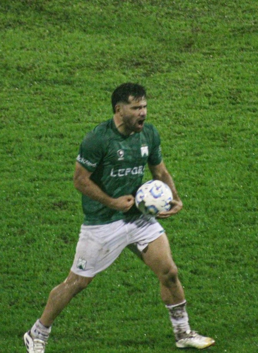 santifco_'s tweet image. Este tipo es el único que sabe lo que es la camiseta de Ferro.