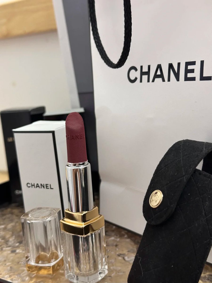 halisumar's tweet image. New lipstick, new confidence 💄💋✨. This luxury shade is more than just makeup—it’s my little crown 👑💎. A reminder that I deserve the best, no matter the price.