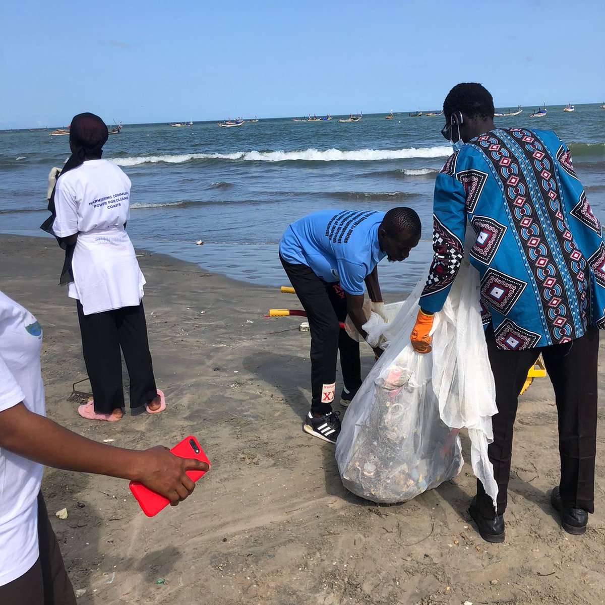 On #CoastalCleanupDay, GRCS volunteers joined partners at Bakau, Fajara, Banjul, Brufut, Gunjur &amp; Barra to protect our beaches &amp; oceans.

Together, we keep our coastlines clean &amp; safe for all!