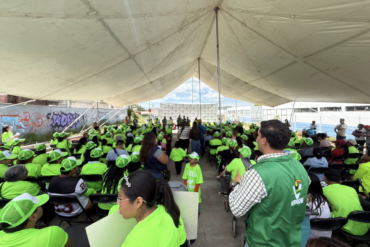 Rodrigo_DuranH's tweet photo. Hoy llevamos a cabo con éxito nuestra #CampañaDeAfiliación en el sur de nuestra bella ciudad de Puebla. 🪪🧔🏻‍♂️

El compromiso y liderazgo de nuestro dirigente municipal @RicardoChavero son clave para seguir fortaleciendo a esta gran #FamiliaVerde. 💚✌🏻 https://t.co/AVJuHpu0M6
