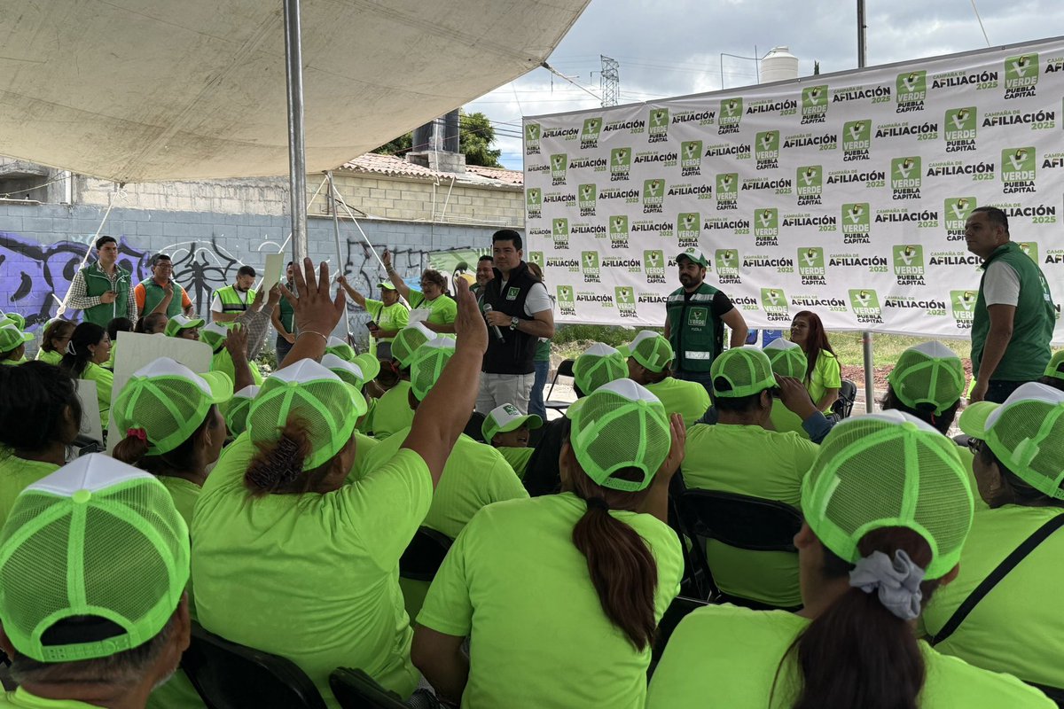 Rodrigo_DuranH's tweet photo. Hoy llevamos a cabo con éxito nuestra #CampañaDeAfiliación en el sur de nuestra bella ciudad de Puebla. 🪪🧔🏻‍♂️

El compromiso y liderazgo de nuestro dirigente municipal @RicardoChavero son clave para seguir fortaleciendo a esta gran #FamiliaVerde. 💚✌🏻 https://t.co/AVJuHpu0M6