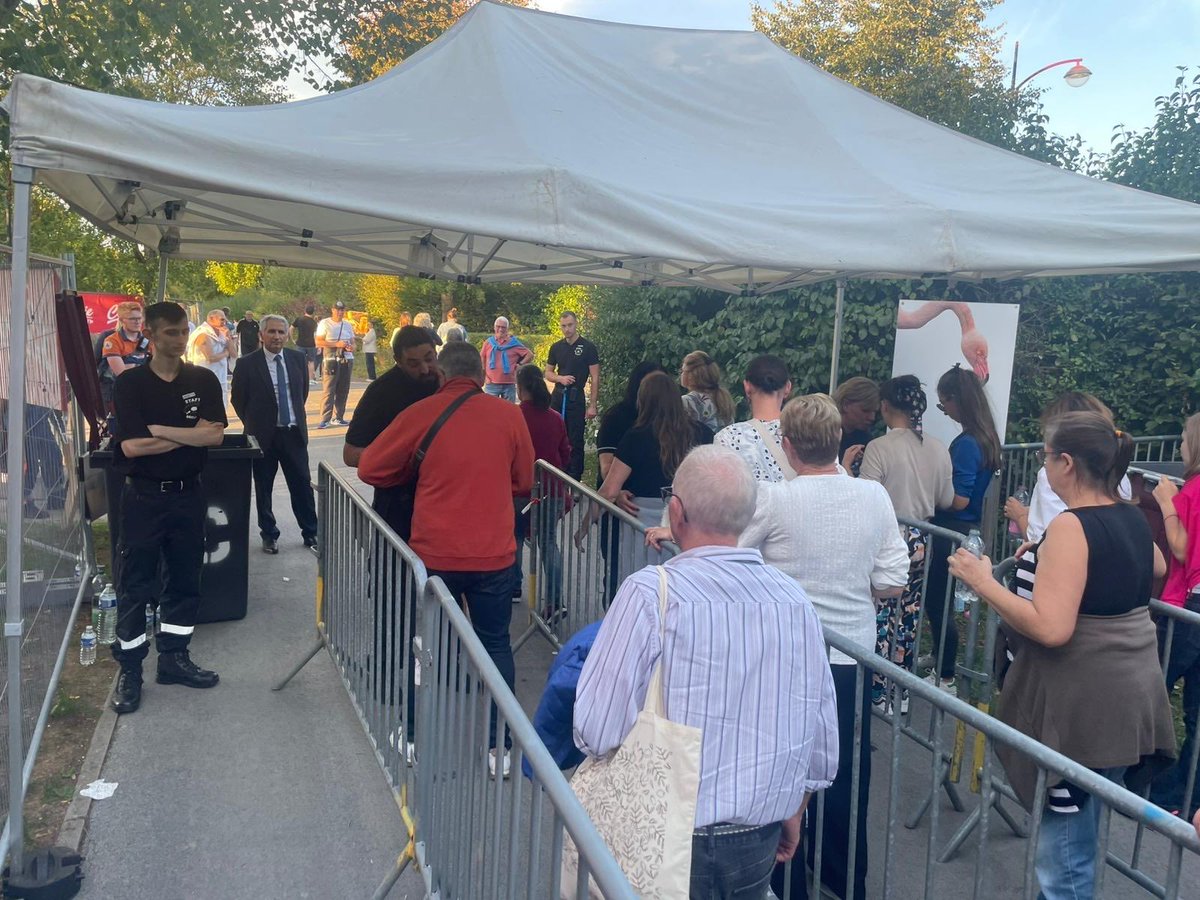 Veiller sur tous, ensemble !

👮‍♂️ 30 gendarmes
🚒 34 agents de la sécurité civile (dont 2 nautiques)
👮‍♀️ 8 policiers municipaux
🏛️ 5 agents de la sous-préfecture au poste de commandement opérationnel

Un dispositif exceptionnel a permis d’assurer la sécurité des 11 000 spectateurs