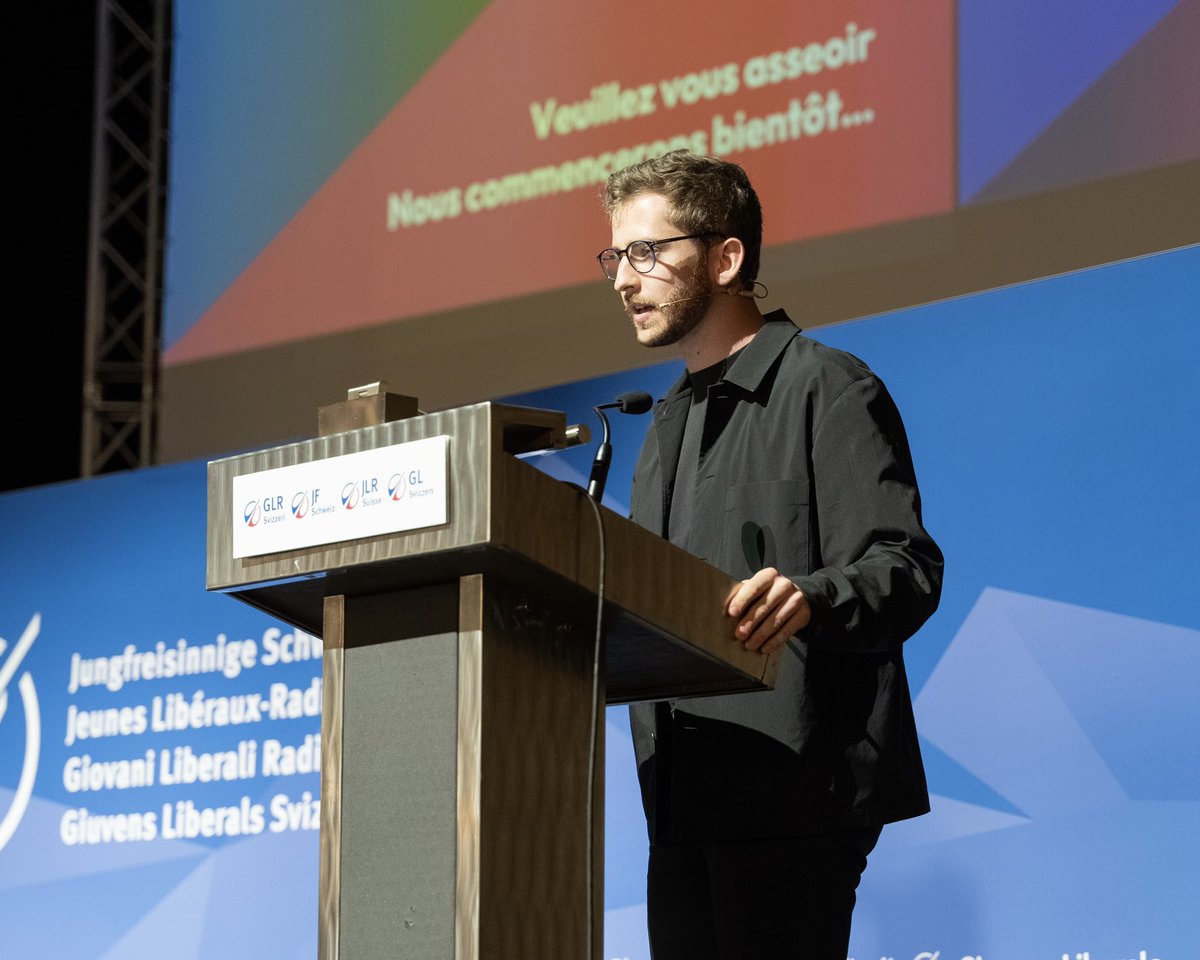 Jungfreisinnige Schweiz (@jungfreisinnige) on Twitter photo Präsident <a href="/jonasluethy/">Jonas Lüthy</a> eröffnet den a.o. Kongress und dankt <a href="/ThierryBurkart/">Thierry Burkart</a> anlässlich seines letzten Auftritts als Parteipräsident bei den Jungfreisinnigen: «Dir gilt unsere und meine grosse Anerkennung für deine Arbeit für unsere FDP. Lieber Thierry, herzlichen Dank für alles!» Präsident <a href="/jonasluethy/">Jonas Lüthy</a> eröffnet den a.o. Kongress und dankt <a href="/ThierryBurkart/">Thierry Burkart</a> anlässlich seines letzten Auftritts als Parteipräsident bei den Jungfreisinnigen: «Dir gilt unsere und meine grosse Anerkennung für deine Arbeit für unsere FDP. Lieber Thierry, herzlichen Dank für alles!»