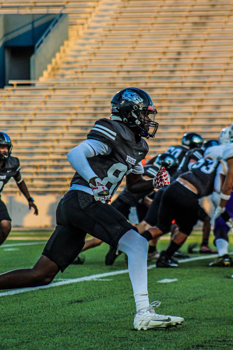 GavinAllen2027's tweet photo. @WestsideWolfFB 35 yard catch🔥 https://t.co/8O11AiSvPA