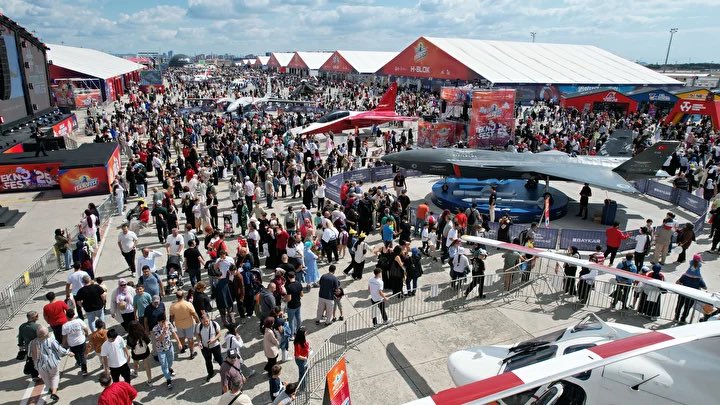 #Teknofest: Tam Bağımsız Türkiye’nin Destanı.

Bugün Teknofest’teydim…
Bir festivalden çok daha fazlasına, milletimizin ufuk yürüyüşüne, tam bağımsız Türkiye idealinin kalp atışlarına şahit oldum.

Gençlerimizin gözlerindeki parıltı, mühendis adaylarımızın alın teri, yarış