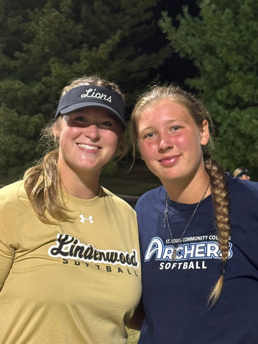 Love getting these pics of Bombers playing against each other. <a href="/riley_fendler/">Riley Jo Fendler</a> <a href="/SRoulanaitis/">Samantha Roulanaitis</a>