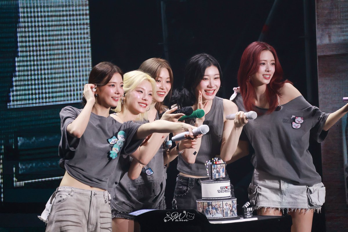 AWann_ww's tweet photo. Forever🥺
#ITZY #있지 #있지믿지날자 #ITZYONAIR https://t.co/vBl8aPfCue