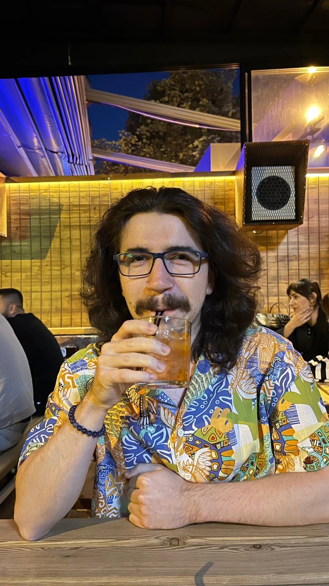 çok şey konuştuk çokk… kızgınmış bizlere kırgınmış… ama yine de umudu varmış geleceğe dair… gençlere selam söyledi…