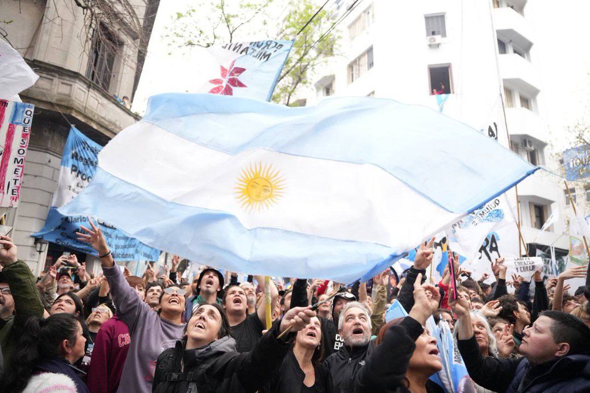 #100DiasDeInjusticia

El poder la proscribió, el pueblo la va a liberar ❤️✌️

#CristinaLibre