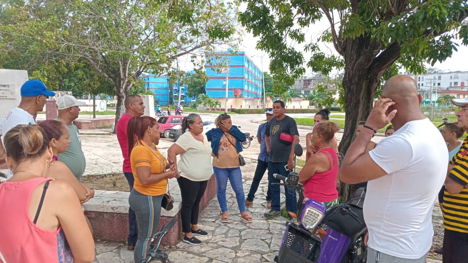 YanetsyCubana's tweet photo. Hoy nos trasladamos hasta el edificio 25-A en #Bayamo para compartir y dialogar sobre los problemas que afectan a nuestro barrio #UnidosXCuba https://t.co/f4FiRUVVQt