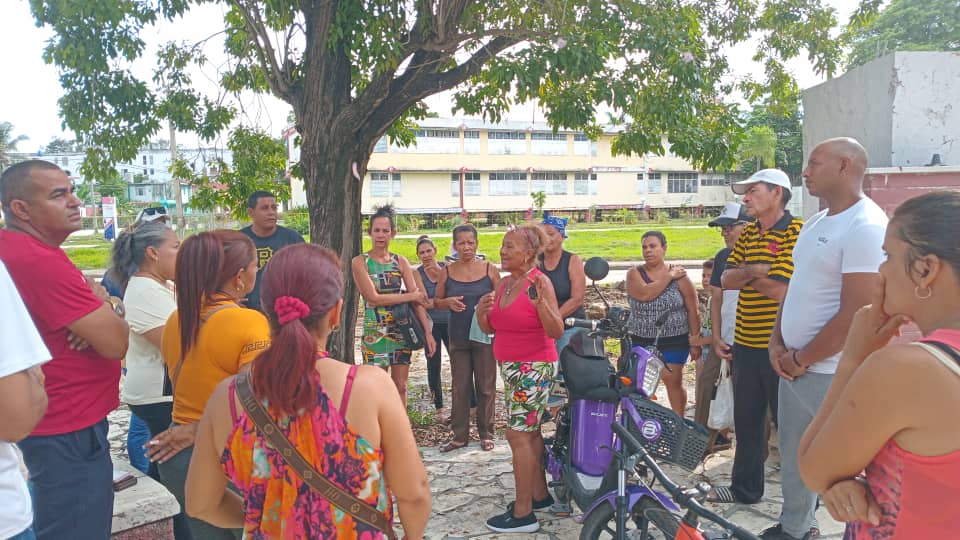 YanetsyCubana's tweet photo. Hoy nos trasladamos hasta el edificio 25-A en #Bayamo para compartir y dialogar sobre los problemas que afectan a nuestro barrio #UnidosXCuba https://t.co/f4FiRUVVQt